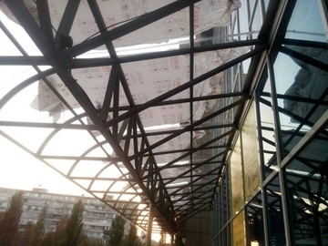 Робота Оскар Пласт: накриття із монолітного полікарбонату при вході в офісний центр