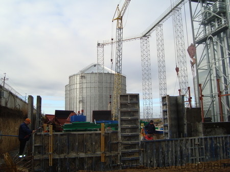 Строительство зернохранилища гусеничными кранами МКГ-25БР.