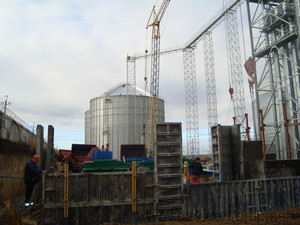 Будівництвозерносховища гусеничними кранами МКГ-25БР. &mdash; Броварське управління механізації