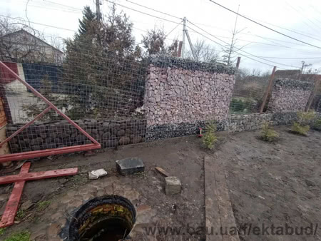 Кварцитный щебень 25*60 и забор из габиона 200*50