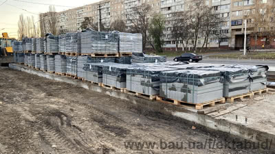 Київ. Трамвайна зупинка. Плитка тротуарна 200х100х60 безфасочна. Колір сірий, графіт, перлина. Парковий бордюр 100х8х20 сірий &mdash; ЕКТА БУД