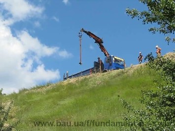 Установка, вкручування гвинтових паль на схилі, проблемному грунті