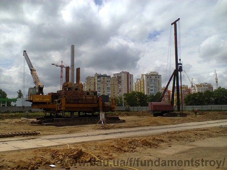 Вдавливание свай с лидерным бурением