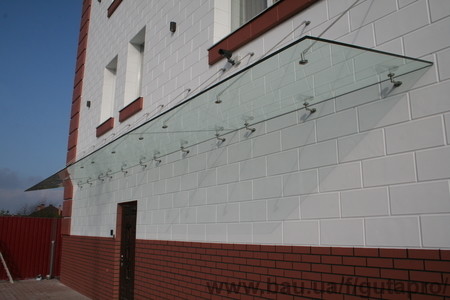 Цельностеклянный навес, "Studio Pilot", Минимум декора – максимум функциональности