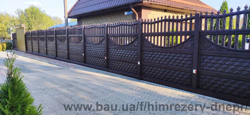 Паркан пофарбований гумовою фарбою TRIORA &mdash; Профарба