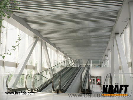 Подвесной потолок из пластинчатой рейки в торговом центре