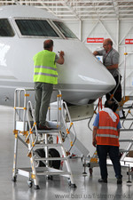 У складальному цеху авіаційного заводу використовується драбина з платформою VIRASTAR EP3 &mdash; STREMYANKA