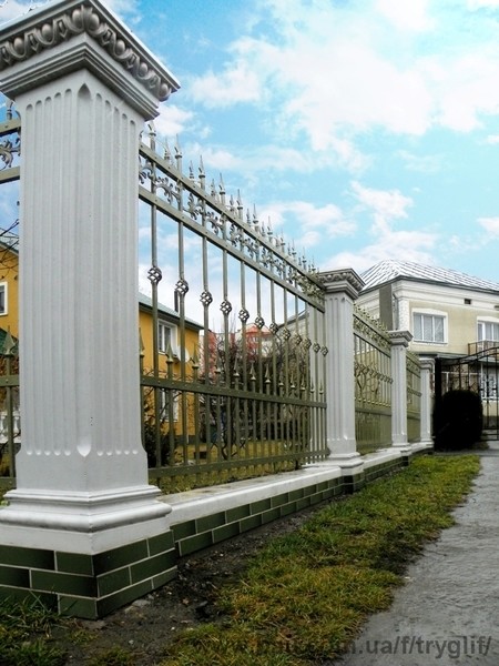 Стовпчики бетонні