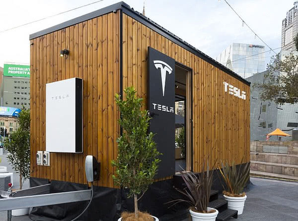Tesla вчить енергоефективності на прикладі «крихітного будиночка»