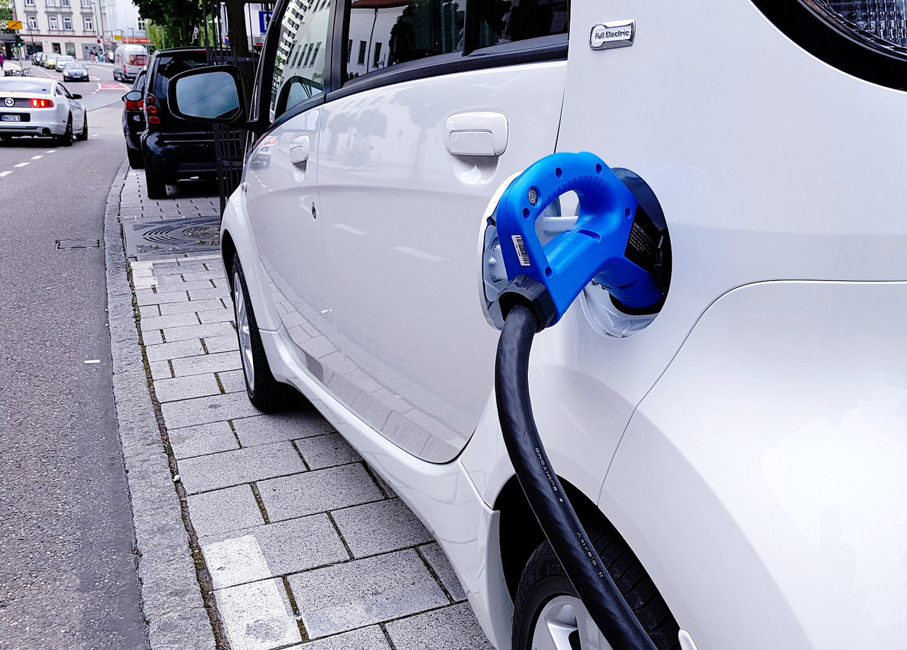 З 1 липня на парковках має бути мінімум 5% місць з зарядками для електрокарів