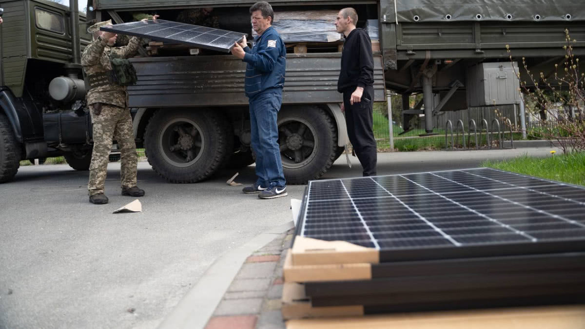 У Київській області становили сонячні панелі та системи збереження енергії Tesla Powerwall