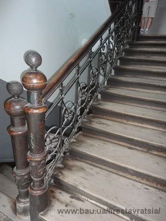Завершено оновлення сходів старовинного будинку у Львові