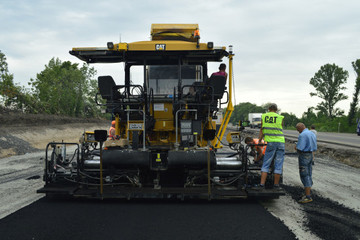 Робот-асфальтоукладальник вдвічі прискорить ремонт траси «Київ-Харків-Довжанський»