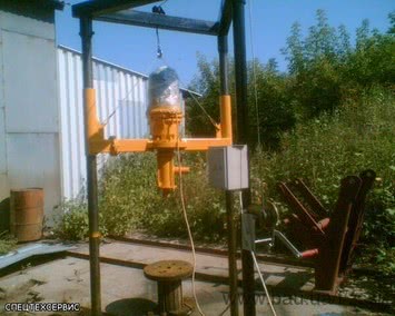 Малогабаритна бурова установка МБУ - 50 призначений для буріння з промиванням свердловин під воду до 70 м діаметром до 0.25 м. У комплект входить мотор редуктор електричний 2. 2 кВт (380 - 220 В), станина, вертлюг, забурнік діаметром 120 мм., Забу