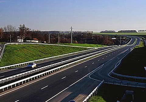 Уряд обіцяє у 2011-му побудувати 380 км нових доріг