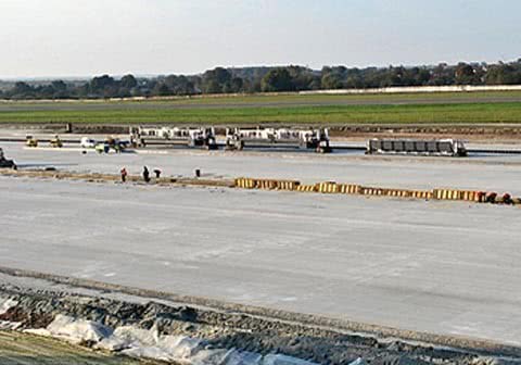 На будівництві злітно-посадкової смуги львівського аеропорту змонтовано новий бетонний комплекс