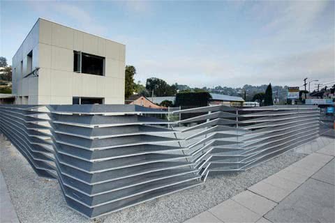 У Лос-Анджелесі побудований паркан з вторсировини