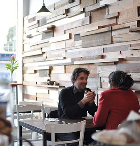 Залишки деревини знайшли своє застосування в інтер`єрі кафе