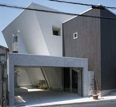 У Японії завершено будівництво будинку з похилою стіною