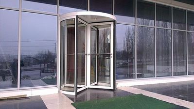 Ручная револьверная дверь. &mdash; Автоматические двери