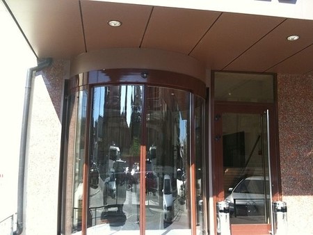 Раздвижная радиусная дверь.