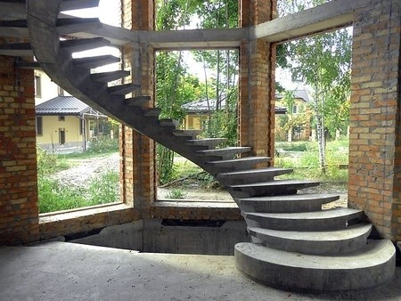 бетонная лестница на одном косоуре