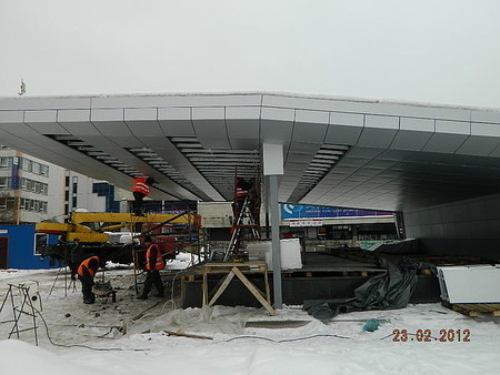 Монтаж панелей из композитного материала.