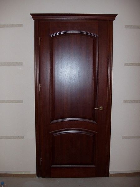 Двери с массива древисины.