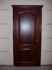 Двери с массива древисины. &mdash; Антика