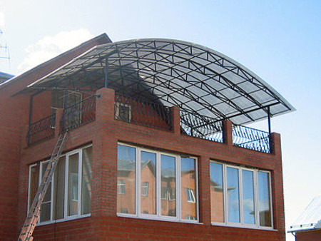 Поликарбонатные листы. Прозрачная кровля.