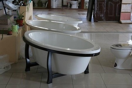Ванна овальная, акриловая, свобоно стоящая, на деревянной подставке.