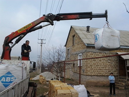 Разгрузка керамзита в биг-бегах.