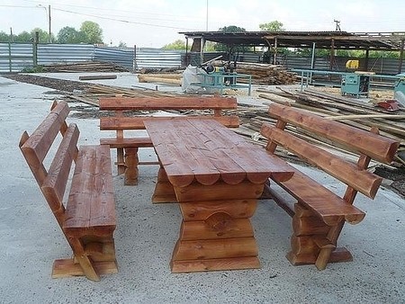 Деревянный стол с лавками