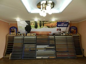 Стенд ламината Quick-Step в салоне напольных покрытий Arbores (Луганск) &mdash; Arbores