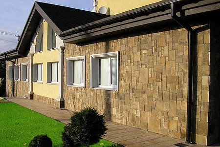 Облицовка фасада натуральным камнем.