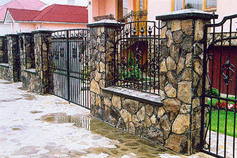 Облицовка забора натуральным камнем. &mdash; АУРУМ групп