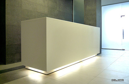 Административные стойки (ресепшн) из акрилового и кварцевого камня - www.delmar.in