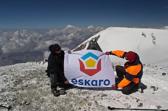 Флаг ЭСКАРО на Эльбрусе — Eskaro Ukraine Флаг ЭСКАРО на Эльбрусе — Eskaro Ukraine