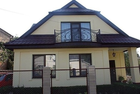 Дом под металлочерепицей КРОН