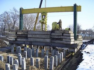 Вдавливание свай установкой УВ-150 &mdash; ФУНДАМЕНТСПЕЦБУД