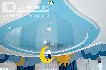 Натяжной потолок в детской