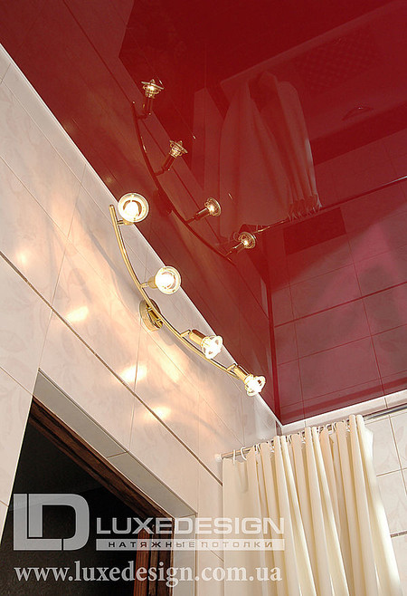 Натяжной потолок в ванной