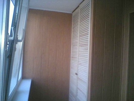 Шкаф встроенный на балконе