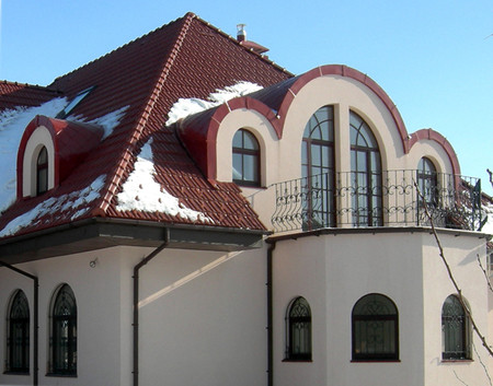 Арочные окна с элементами декора