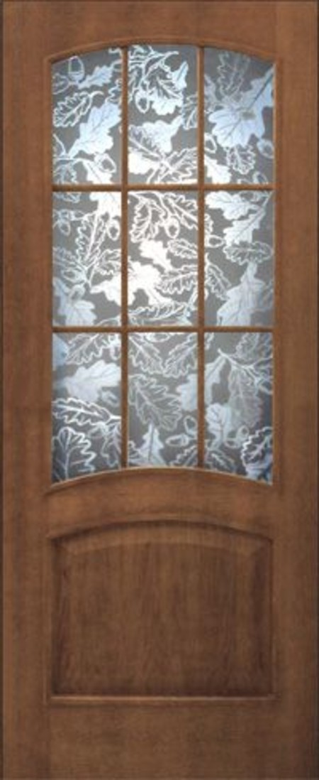 модель КАПРИ с художественным стеклом из серии `Классика`, покрыта шпоном дуба