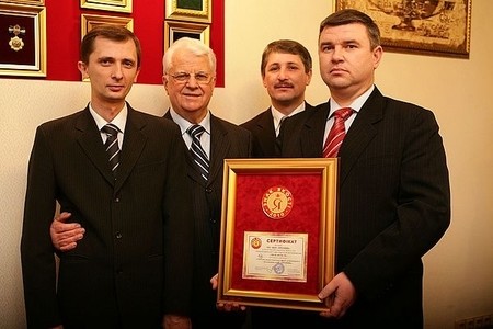 Вручение диплома ЗНАК КАЧЕСТВА первым президентом Украины Кравчуком Л.М.