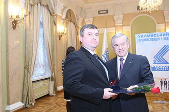 Президент УСПП А.К. Кінах вручає диплом «Правофлангові української економіки» &mdash; Проминь