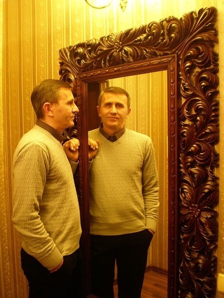 Зеркало в резной раме.