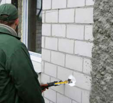 закачка пеноизола в стены под давлением