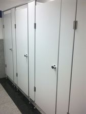 Туалетные перегородки из HPL &mdash; Скай Констракшн